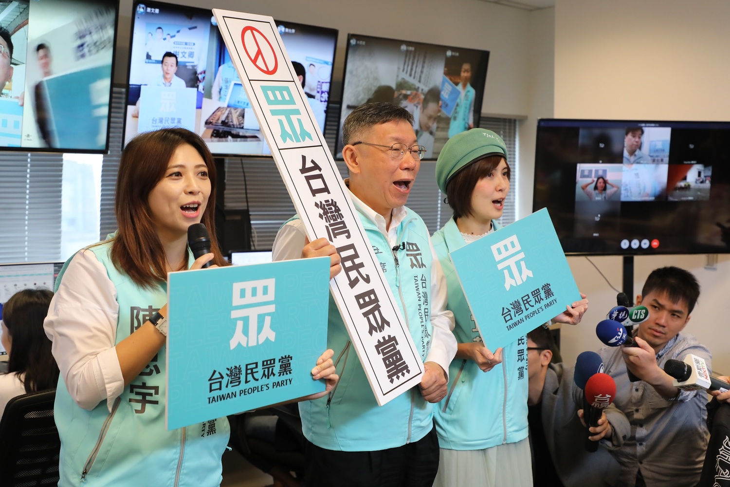 柯文哲以智慧選戰直播系統在遠端為子弟兵站台 柯文哲以智慧選戰直播系統在遠端為子弟兵站台
