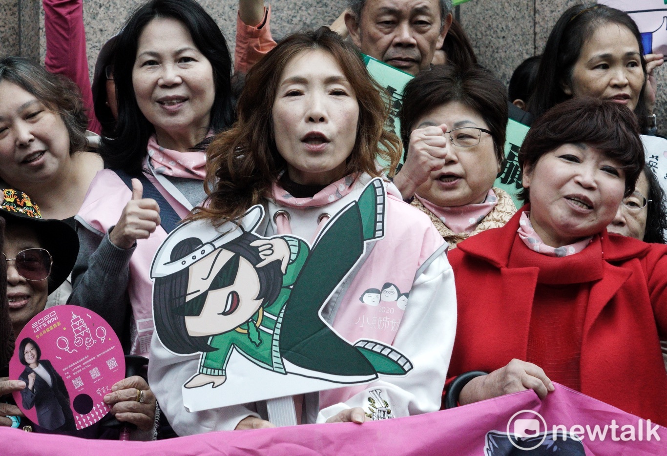 小英支持者在中選會外為民進黨正副總統候選人蔡英文賴清德加油打氣。 圖:張良一/攝 小英支持者在中選會外為民進黨正副總統候選人蔡英文賴清德加油打氣。 圖:張良一/攝