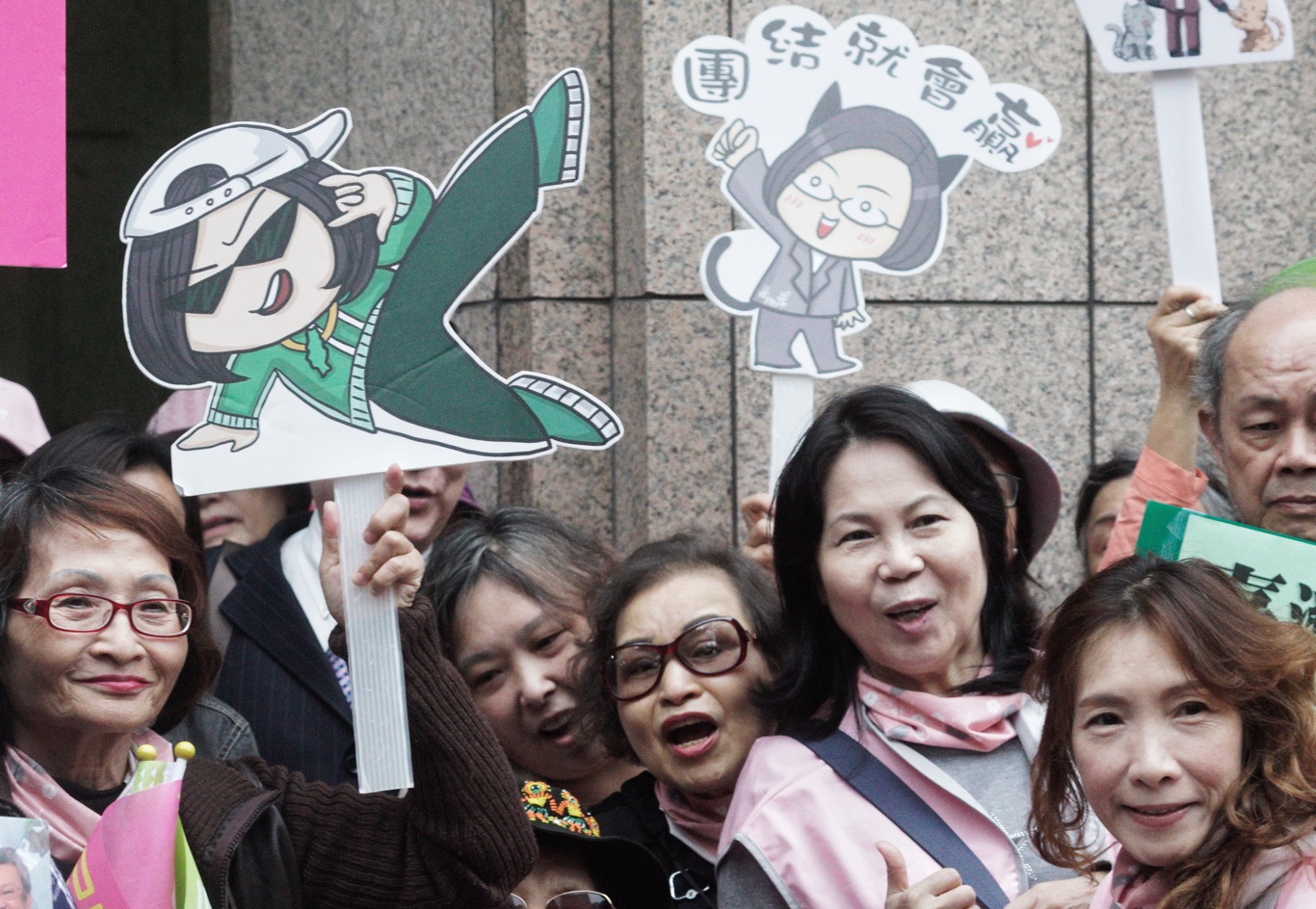 小英支持者在中選會外為民進黨正副總統候選人蔡英文賴清德加油打氣。 圖:張良一/攝 小英支持者在中選會外為民進黨正副總統候選人蔡英文賴清德加油打氣。 圖:張良一/攝