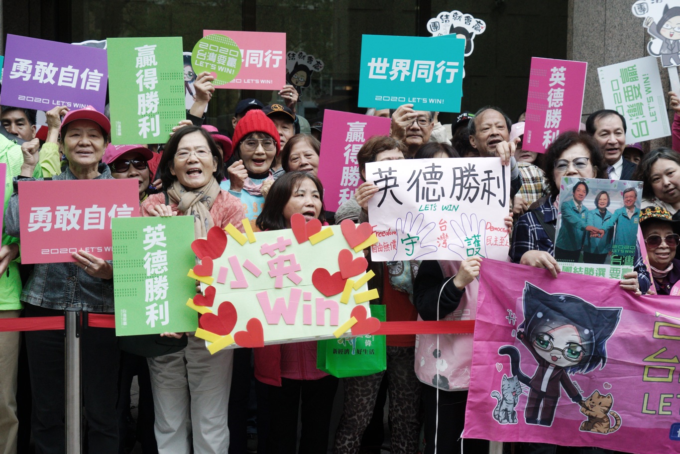 小英支持者在中選會外為民進黨正副總統候選人蔡英文賴清德加油打氣。 圖:張良一/攝 小英支持者在中選會外為民進黨正副總統候選人蔡英文賴清德加油打氣。 圖:張良一/攝