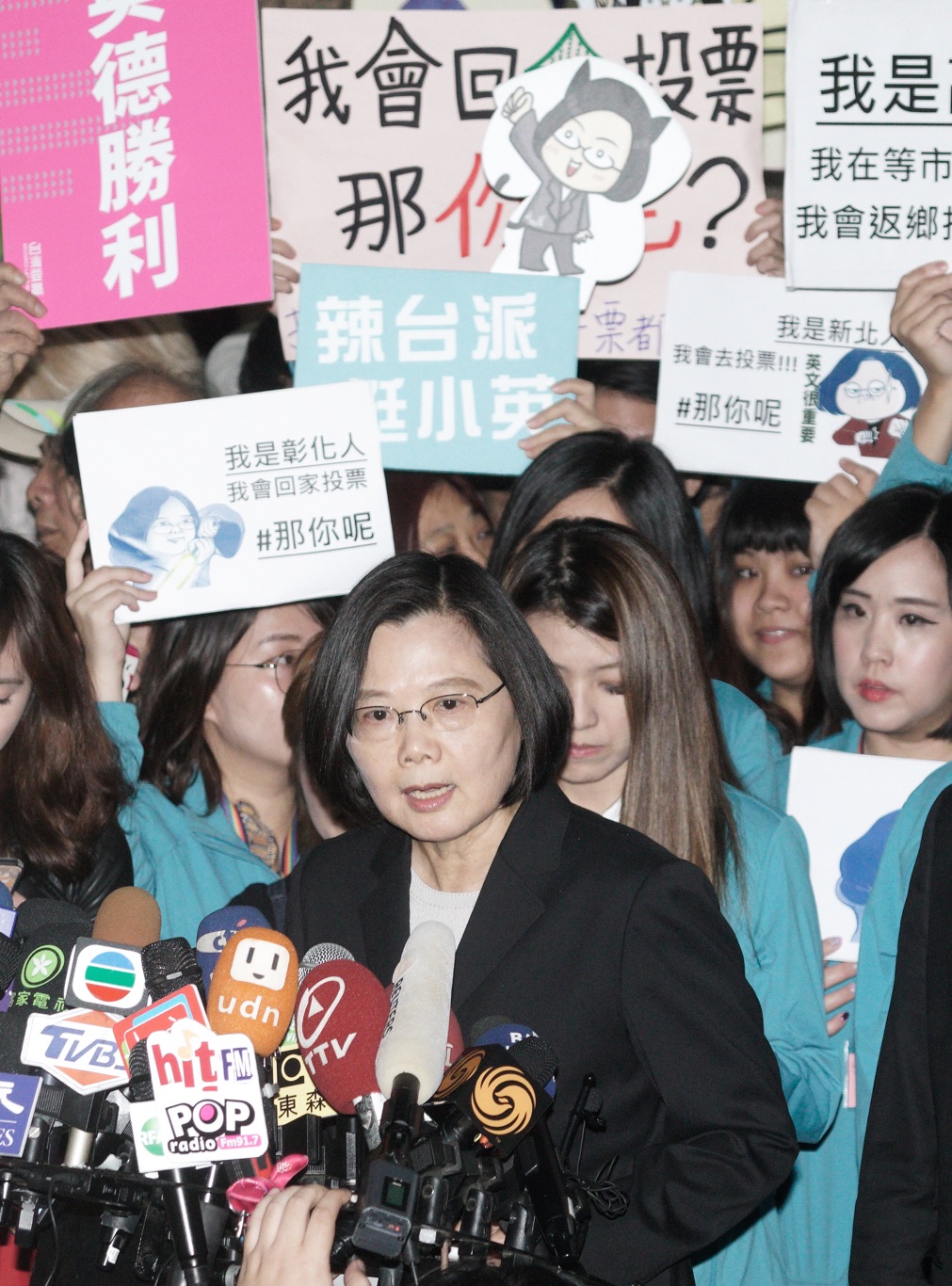 民進黨正副總統候選人蔡英文賴清德到中選會登記參選正副總統後受訪。 圖:張良一/攝 民進黨正副總統候選人蔡英文賴清德到中選會登記參選正副總統後受訪。 圖:張良一/攝