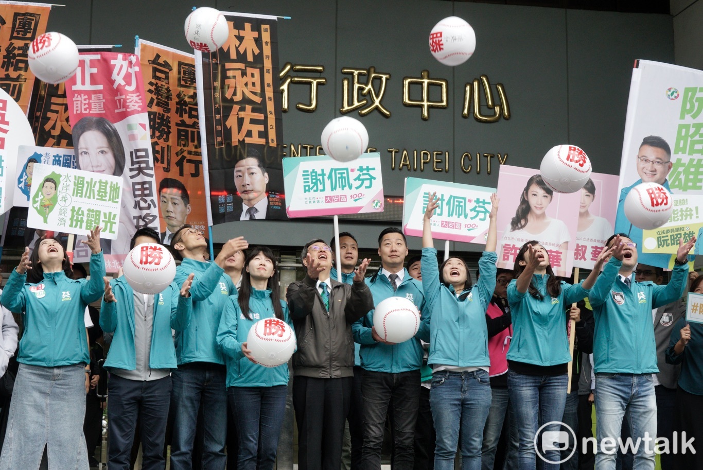 副總統、小英競選總部主委陳建仁陪同8位立委候選人在市選委會登記參選。 圖:張良一 / 攝 副總統、小英競選總部主委陳建仁陪同8位立委候選人在市選委會登記參選。 圖:張良一 / 攝