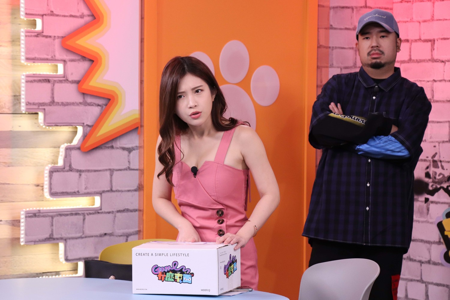 「雞排妹」鄭家純上《Game什麼東西》演短劇，在劇中催討代墊的錢。