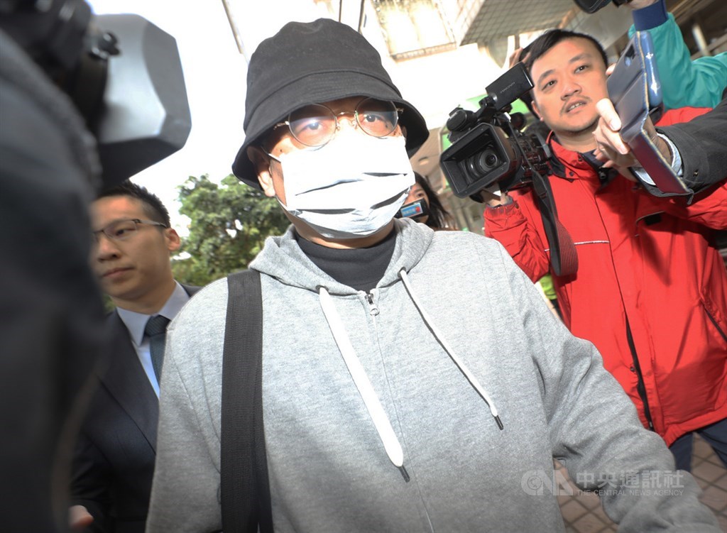 北檢偵辦中國創新投資公司主席向心(中)夫妻涉國安法案件,檢方為續行查察,27日上午傳喚向心夫婦說明,會後向心由律師陪同,在近12時步出北檢五辦。 圖 : 中央社 北檢偵辦中國創新投資公司主席向心(中)夫妻涉國安法案件,檢方為續行查察,27日上午傳喚向心夫婦說明,會後向心由律師陪同,在近12時步出北檢五辦。 圖 : 中央社