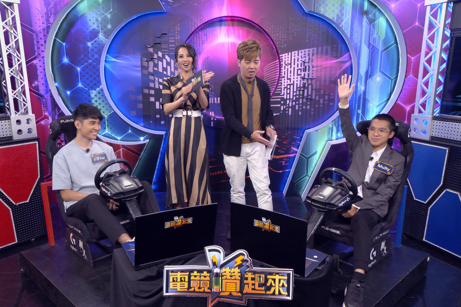 小草Yue(左一)、Multy(右一)在節目中PK賽車技術。