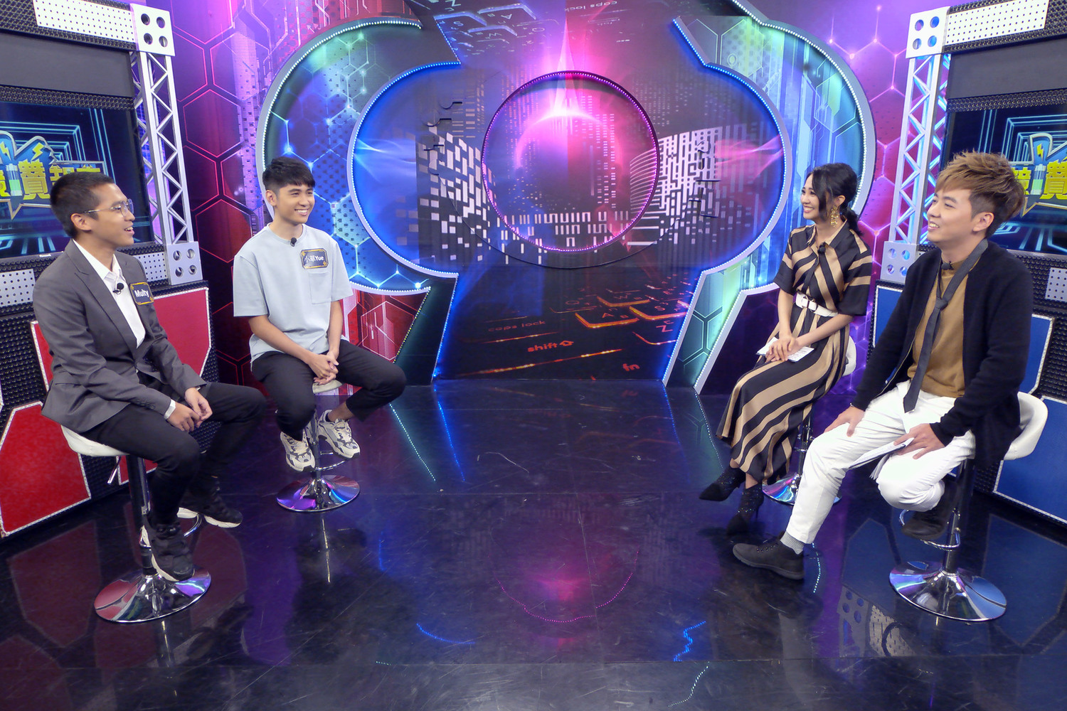 Multy(左一)、小草Yue(左二)暢聊當主播賽評的經驗。