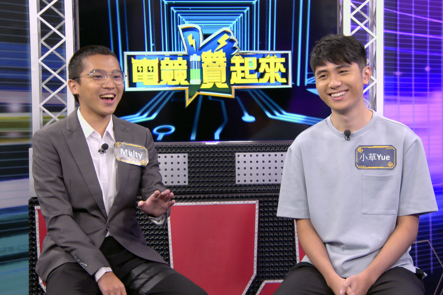 Multy(左)、小草Yue(右)分享當主播賽評的經驗。