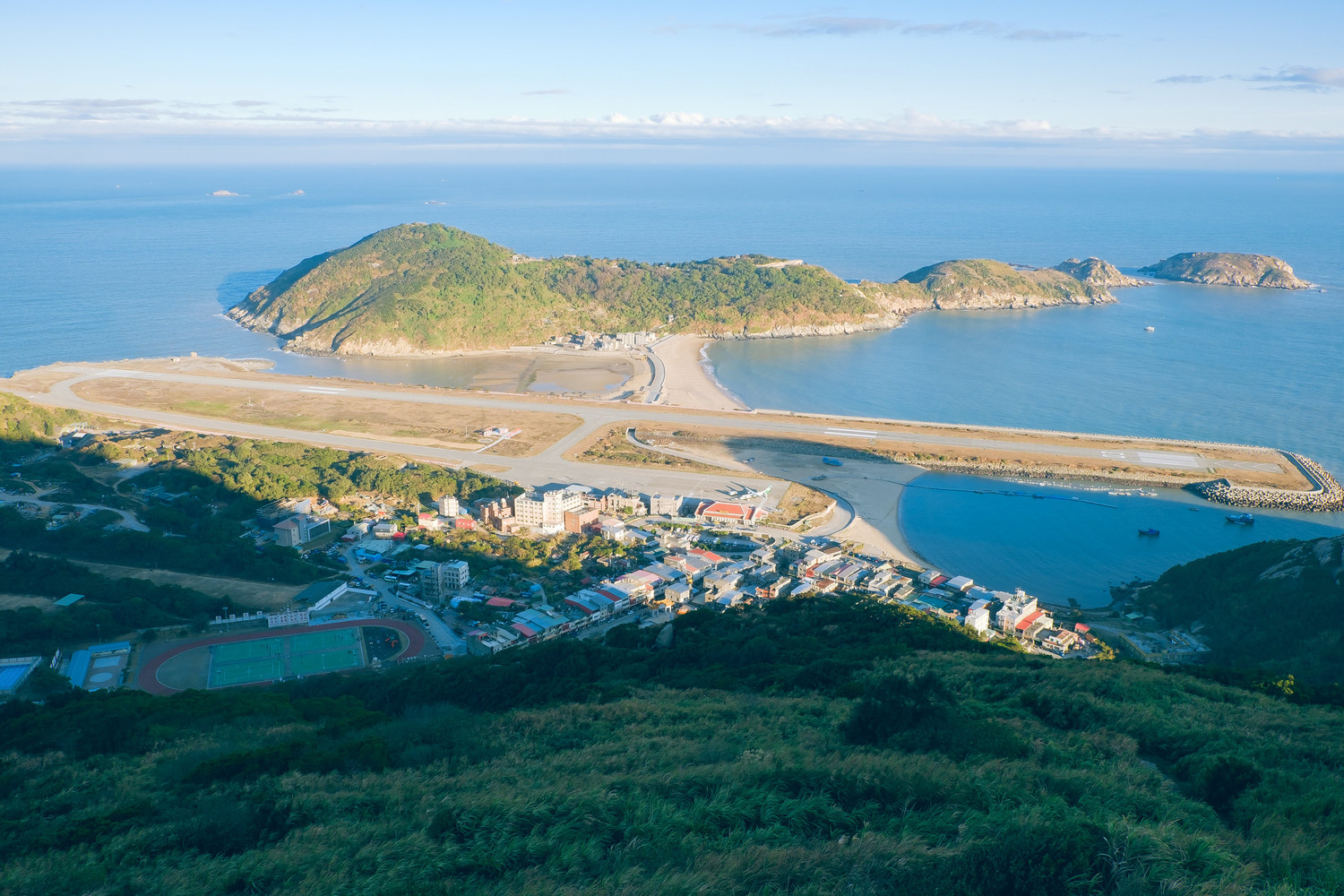 壁山觀景台有180度視野,可俯瞰機場、馬祖外海列島。圖:謝佳真/攝 壁山觀景台有180度視野,可俯瞰機場、馬祖外海列島。圖:謝佳真/攝