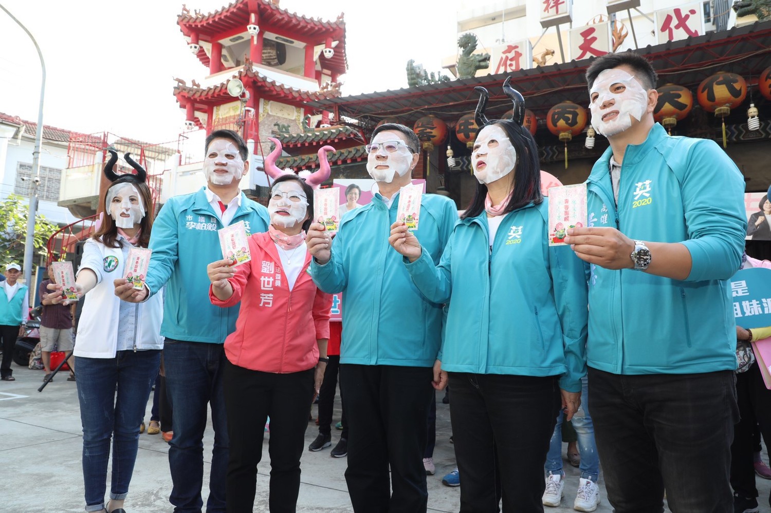 民進黨主席卓榮泰陪同立委參選人劉世芳與高雄小英姊妹會於楠梓市場掃街。圖:民進黨提供 民進黨主席卓榮泰陪同立委參選人劉世芳與高雄小英姊妹會於楠梓市場掃街。圖:民進黨提供