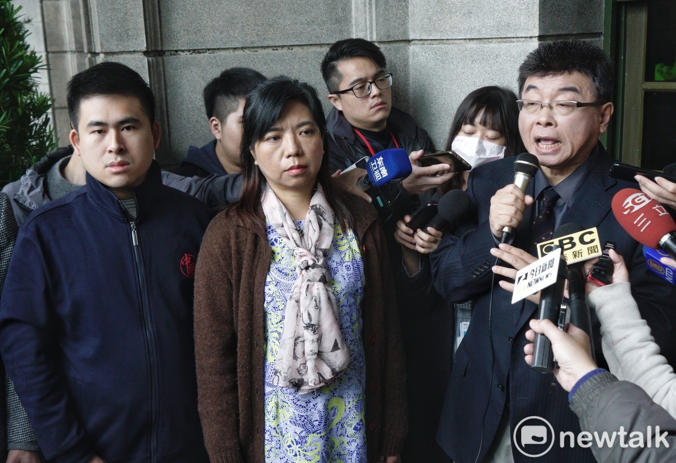 新黨不分區立委參選人邱毅、陳麗玲和王炳忠等人赴監察院,要求彈劾法務部長、中監典獄長。 圖:張良一/攝 新黨不分區立委參選人邱毅、陳麗玲和王炳忠等人赴監察院,要求彈劾法務部長、中監典獄長。 圖:張良一/攝