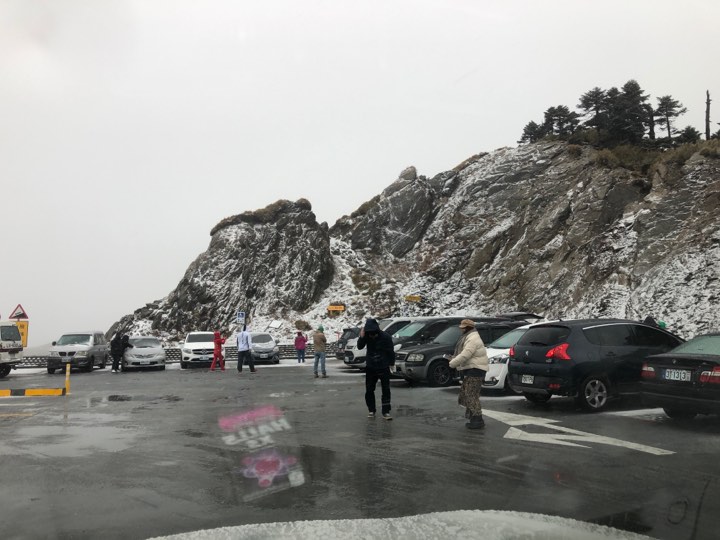 合歡山飄初雪,白茫茫一片超壯觀 圖:網友江文正/授權提供 合歡山飄初雪,白茫茫一片超壯觀 圖:網友江文正/授權提供