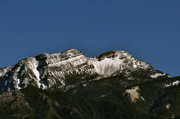 雪山是冬季降雪常客,雪況相對穩定,因此成為台灣登山雪地訓練的熱門首選。雖然雪山是許多登山新手的第一座百岳,但想在雪季攀爬,全隊都必須具備雪地裝備,且領隊要有雪地訓練或攀登嚮導證書才能上山。圖:翻攝自登峰造極 雪霸之美臉書 雪山是冬季降雪常客,雪況相對穩定,因此成為台灣登山雪地訓練的熱門首選。雖然雪山是許多登山新手的第一座百岳,但想在雪季攀爬,全隊都必須具備雪地裝備,且領隊要有雪地訓練或攀登嚮導證書才能上山。圖:翻攝自登峰造極 雪霸之美臉書