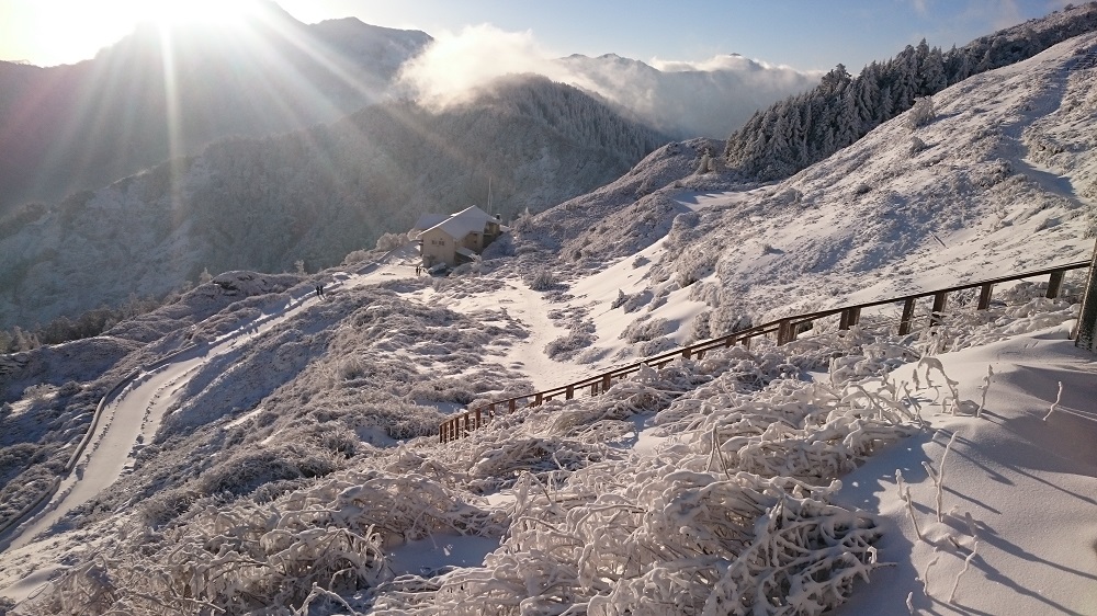 合歡山絕對是最平易近人的賞雪高山,馬路幾乎可說是直達山頂,下車就能夠踏到雪地。加上山景壯觀、山勢優美,每次有冷氣團來襲總成為下雪關注焦點。也因為太過熱門,經常會有交通管制,上山前請務必查好最新路況資訊,並掛好雪鍊。圖:東勢林管處/提供 合歡山絕對是最平易近人的賞雪高山,馬路幾乎可說是直達山頂,下車就能夠踏到雪地。加上山景壯觀、山勢優美,每次有冷氣團來襲總成為下雪關注焦點。也因為太過熱門,經常會有交通管制,上山前請務必查好最新路況資訊,並掛好雪鍊。圖:東勢林管處/提供