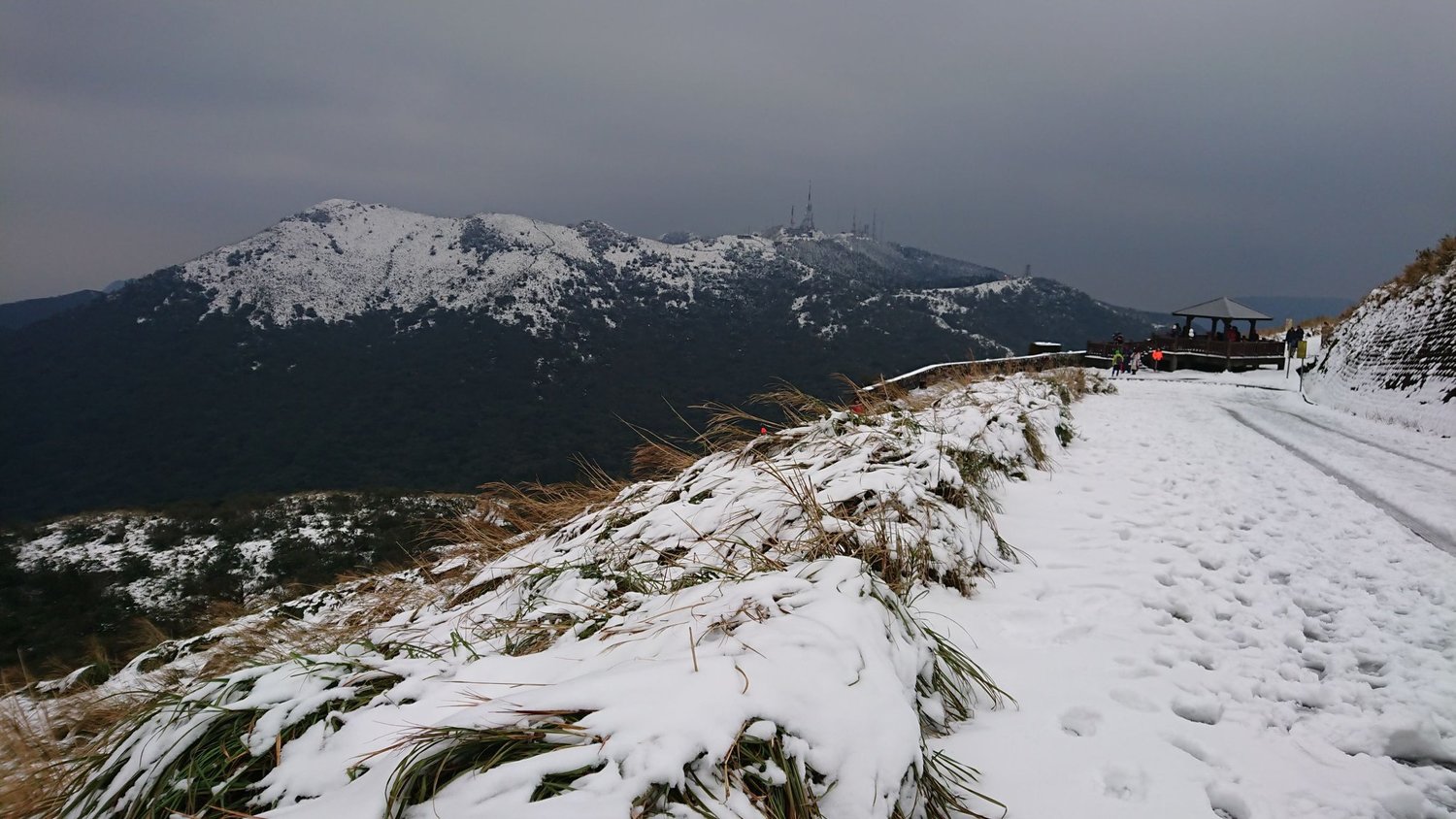 2018年一波霸王級寒流讓陽明山國家公園也下起大雪,連七星山、大屯山都變身銀白世界,引起全台(特別是北部)轟動。想要再看到陽明山被白雪覆蓋可不容易,或許這樣的景色一生中也只能見到幾次。圖:翻攝自陽明山國家公園臉書 2018年一波霸王級寒流讓陽明山國家公園也下起大雪,連七星山、大屯山都變身銀白世界,引起全台(特別是北部)轟動。想要再看到陽明山被白雪覆蓋可不容易,或許這樣的景色一生中也只能見到幾次。圖:翻攝自陽明山國家公園臉書