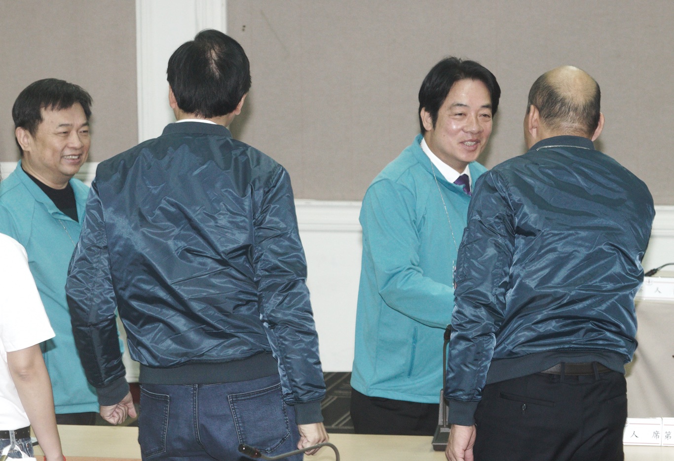 中選會今進行總統副總統候選人號次抽籤,圖為賴清德向韓國瑜、張善政等人握手致意。圖/張良一攝 中選會今進行總統副總統候選人號次抽籤,圖為賴清德向韓國瑜、張善政等人握手致意。圖/張良一攝