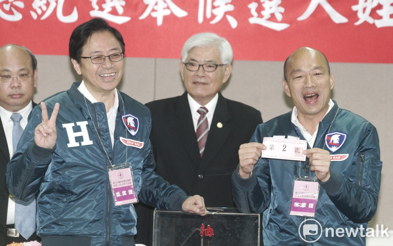 中選會今進行總統副總統候選人號次抽籤,韓國瑜張善政抽中二號。 圖:張良一/攝