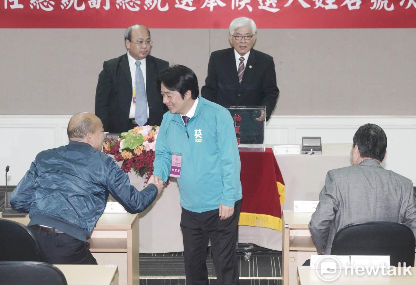 中選會今進行總統副總統候選人號次抽籤,賴清德抽完籤後,向韓國瑜握手致意。 圖:張良一/攝 中選會今進行總統副總統候選人號次抽籤,賴清德抽完籤後,向韓國瑜握手致意。 圖:張良一/攝