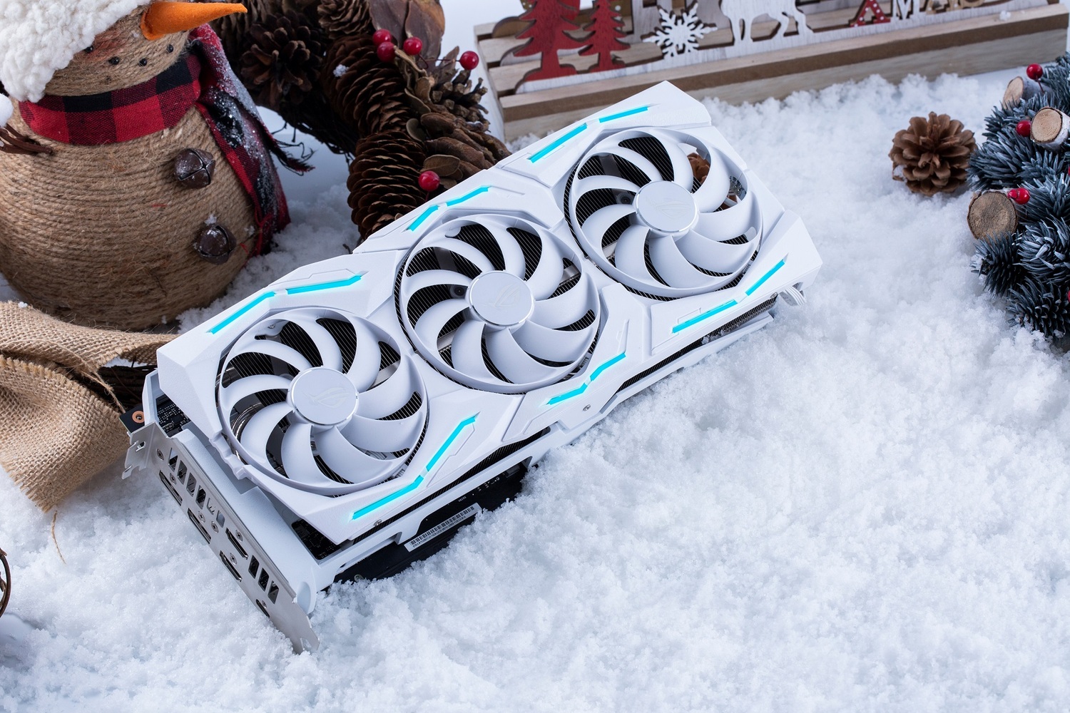 ROG Strix GeForce RTX 2080 Ti潮競白電競顯示卡源自白色聖誕為設計靈感,售價新台幣46,990元。