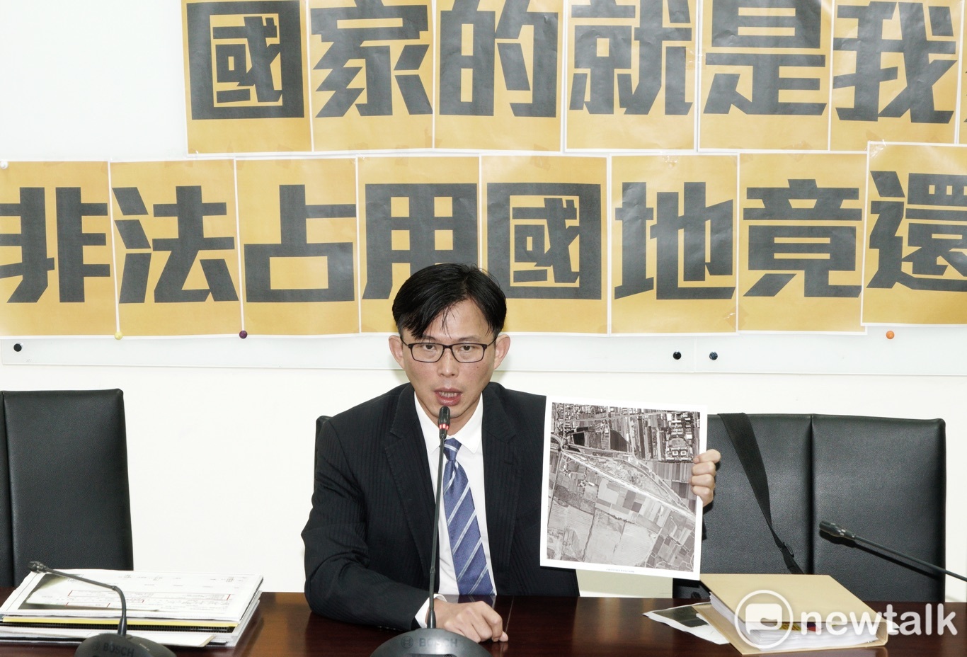 時代力量立委黃國昌召開「韓李非法占用國有地 補償金擺爛不繳」記者會。 圖:張良一/攝 時代力量立委黃國昌召開「韓李非法占用國有地 補償金擺爛不繳」記者會。 圖:張良一/攝