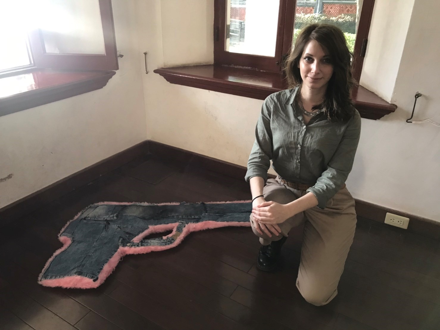 希臘藝術家Irene Pouliassi以槍枝和科孚島為題創作。圖:Irene Pouliassi/提供