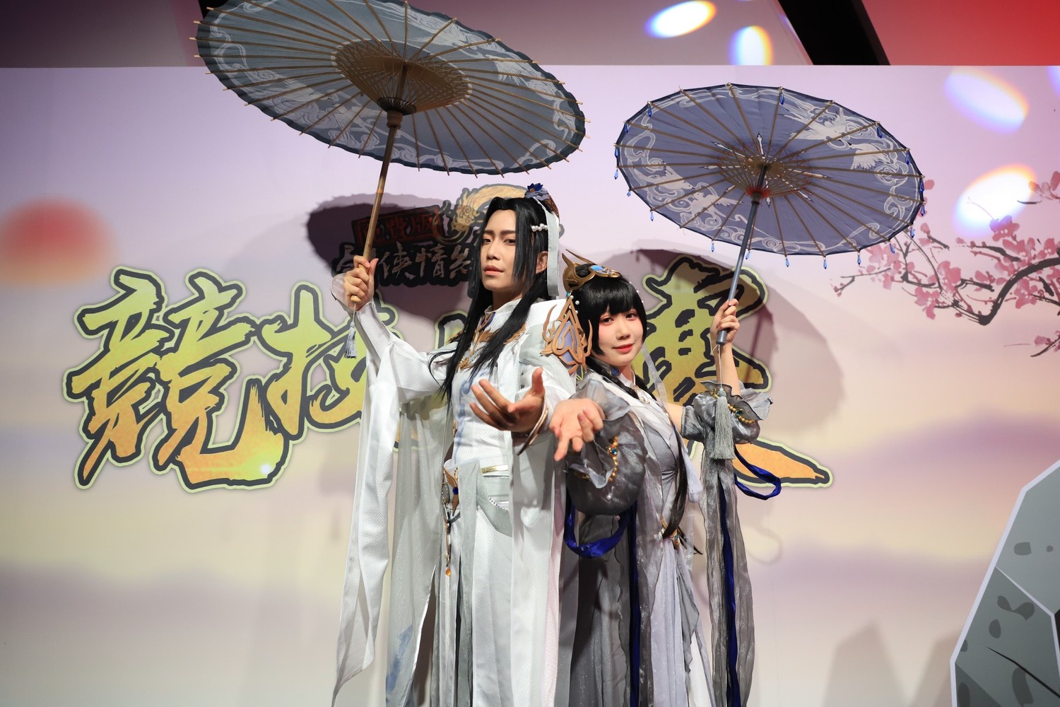 人氣coser泣花冥與小律現身競技大師賽現場。