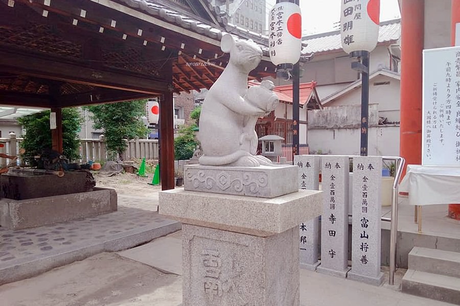 大國主神社求「種錢」(相當於台灣的錢母)據說招財相當靈驗,而守護在神社前的是拿著鎚子的老鼠。圖:蘋果話日常網站/攝影授權 大國主神社求「種錢」(相當於台灣的錢母)據說招財相當靈驗,而守護在神社前的是拿著鎚子的老鼠。圖:蘋果話日常網站/攝影授權
