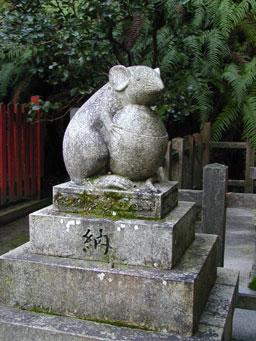 大豐神社是日本唯一有狛鼠雕像的神社,照片中的狛鼠抱著水玉,象徵無病無災。圖:翻攝自京都觀光官網 大豐神社是日本唯一有狛鼠雕像的神社,照片中的狛鼠抱著水玉,象徵無病無災。圖:翻攝自京都觀光官網