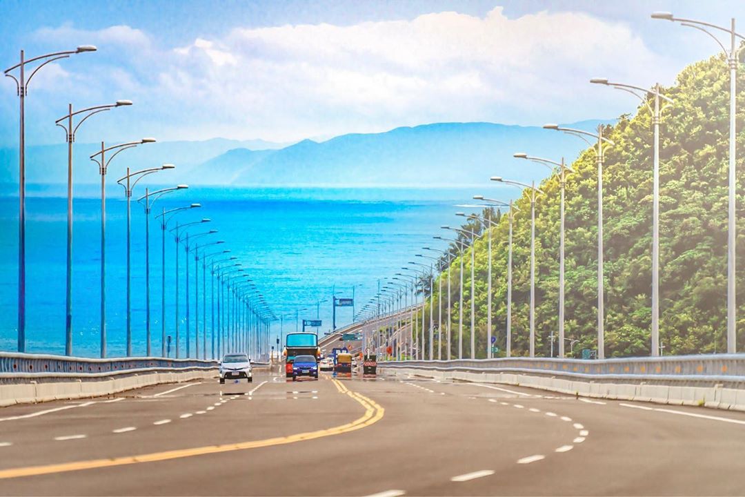 金崙大橋在長鏡頭壓縮下，車子彷彿往海中開去。圖：IG@xiang_718／攝影授權
