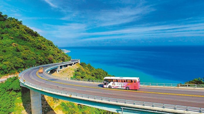 這段路程穿越崇山峻嶺，施工難度高，但也因為地形險峻，完工後沿路是天堂般的美景。圖：公路總局／提供