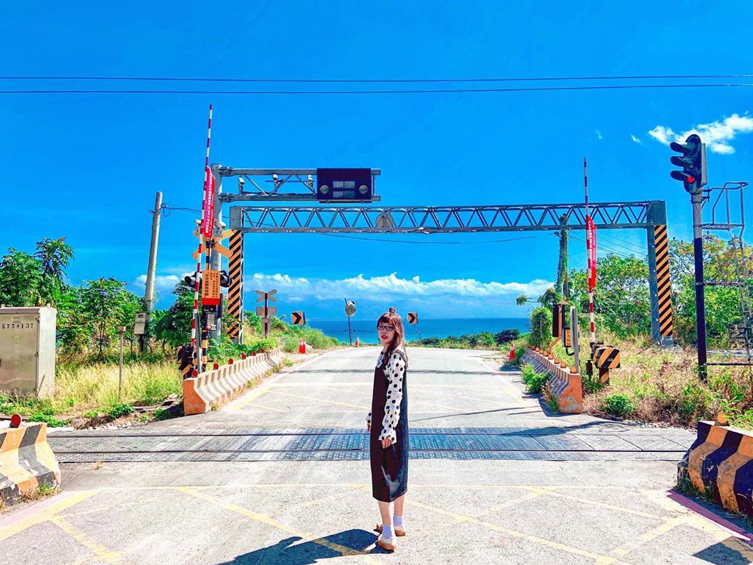太麻里車站附近的小山坡上一處平交道神似灌籃高手的場景。圖:IG@pepepe327/攝影授權 太麻里車站附近的小山坡上一處平交道神似灌籃高手的場景。圖:IG@pepepe327/攝影授權