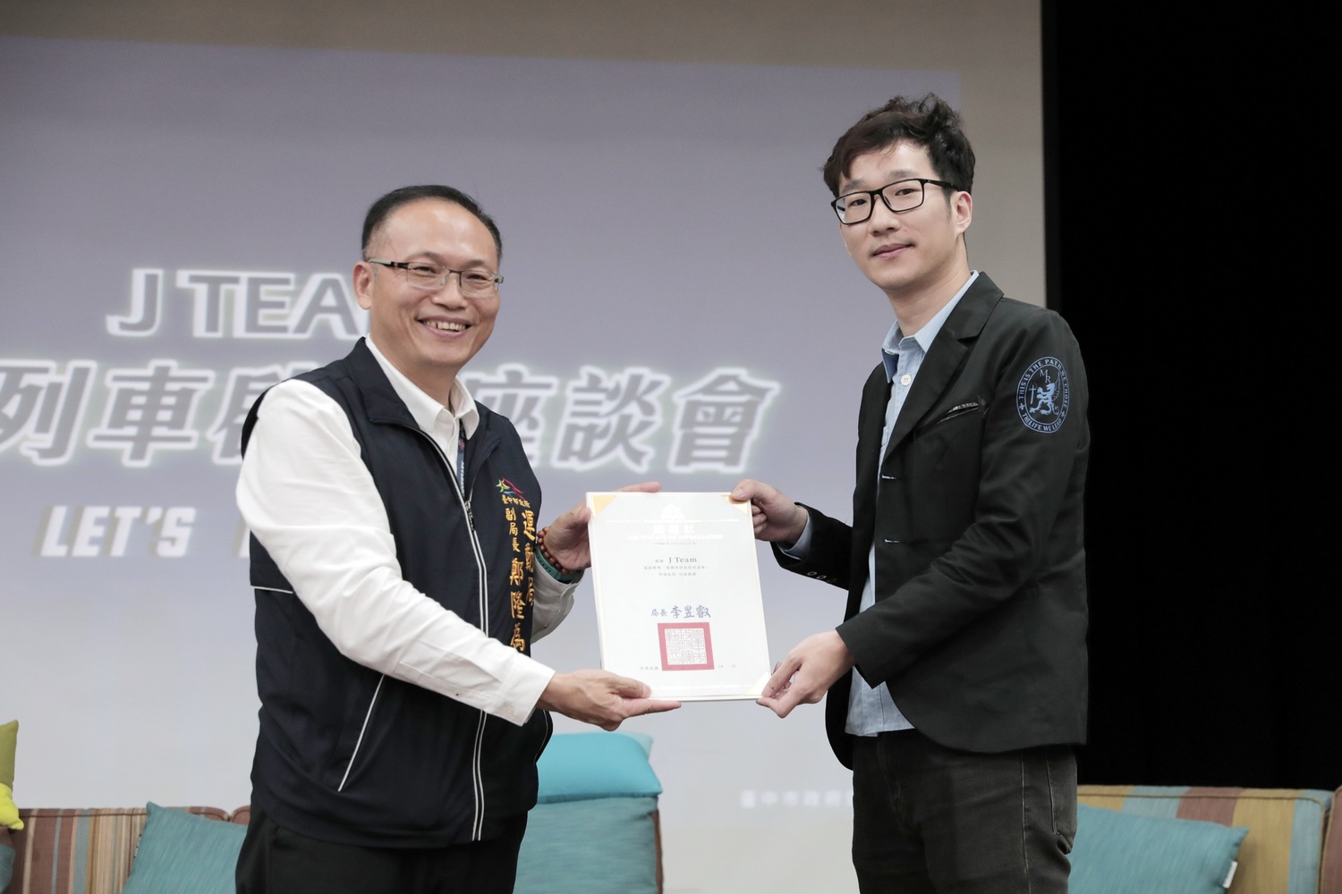 台中市運動局副局長致贈感謝狀給J Team 台中市運動局副局長致贈感謝狀給J Team