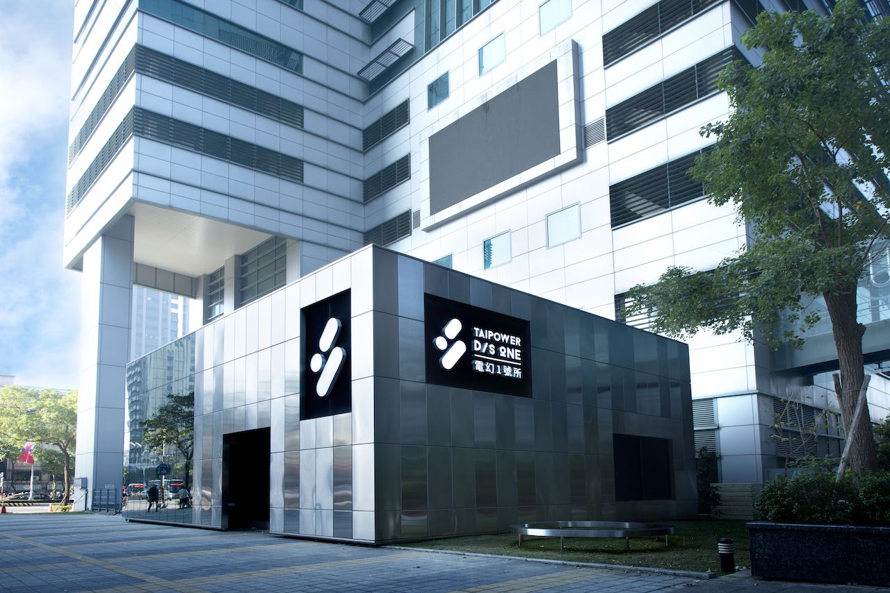 台電今舉辦電幻1號所開幕活動,地點座落新板特區、緊鄰麗寶百貨與板橋車站,除是全國第一座綠能主題展示館,還是首座蓋在變電所上的展館,地底下是扮演新北市電力心臟角色 圖:台電/提供 台電今舉辦電幻1號所開幕活動,地點座落新板特區、緊鄰麗寶百貨與板橋車站,除是全國第一座綠能主題展示館,還是首座蓋在變電所上的展館,地底下是扮演新北市電力心臟角色 圖:台電/提供