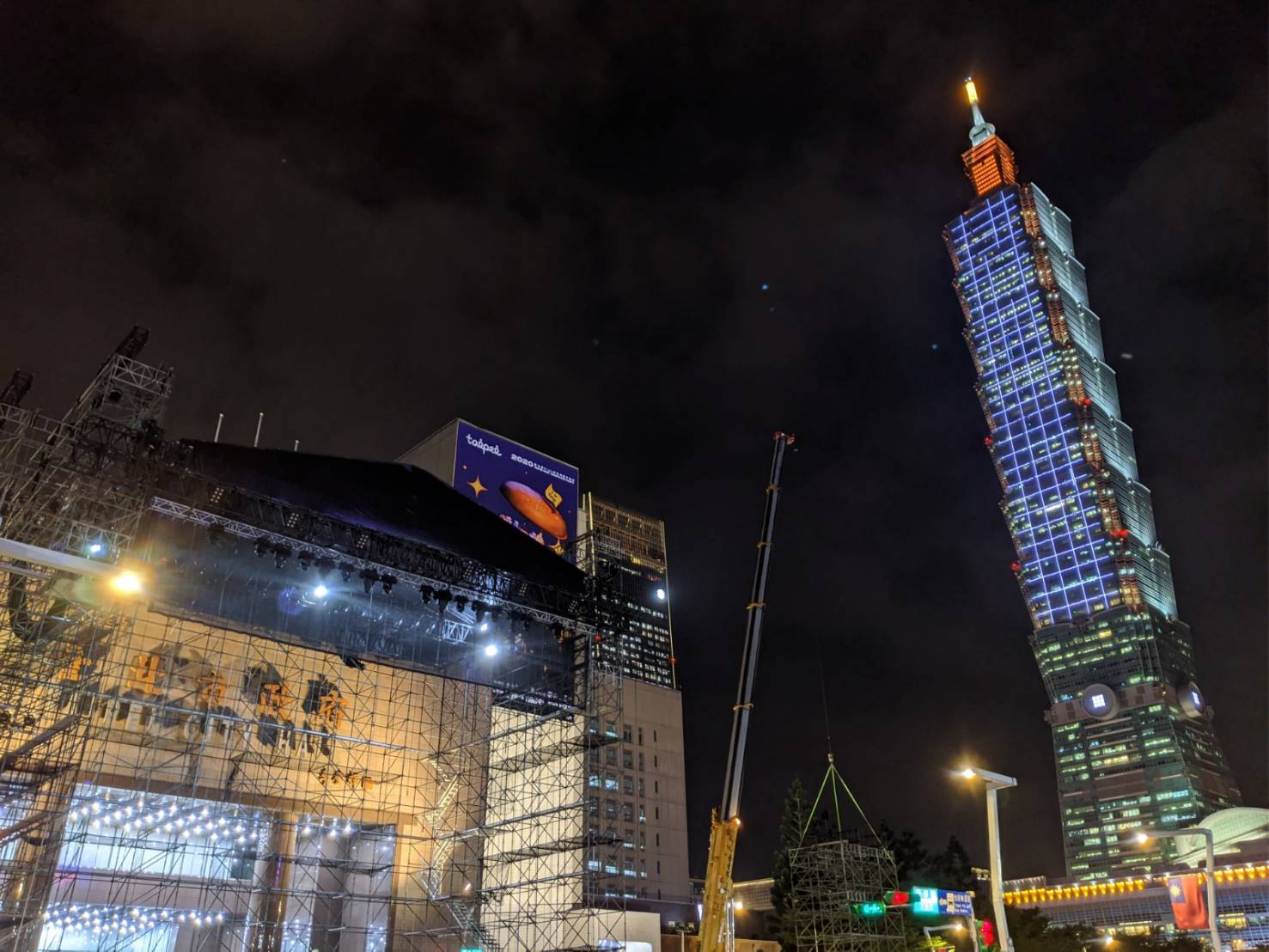 目前舞台仍在搭建中,完工後,絢麗的舞台與101一起入鏡不但好看,亦十分能記錄跨年當下時刻。圖:謝佳真/攝 目前舞台仍在搭建中,完工後,絢麗的舞台與101一起入鏡不但好看,亦十分能記錄跨年當下時刻。圖:謝佳真/攝