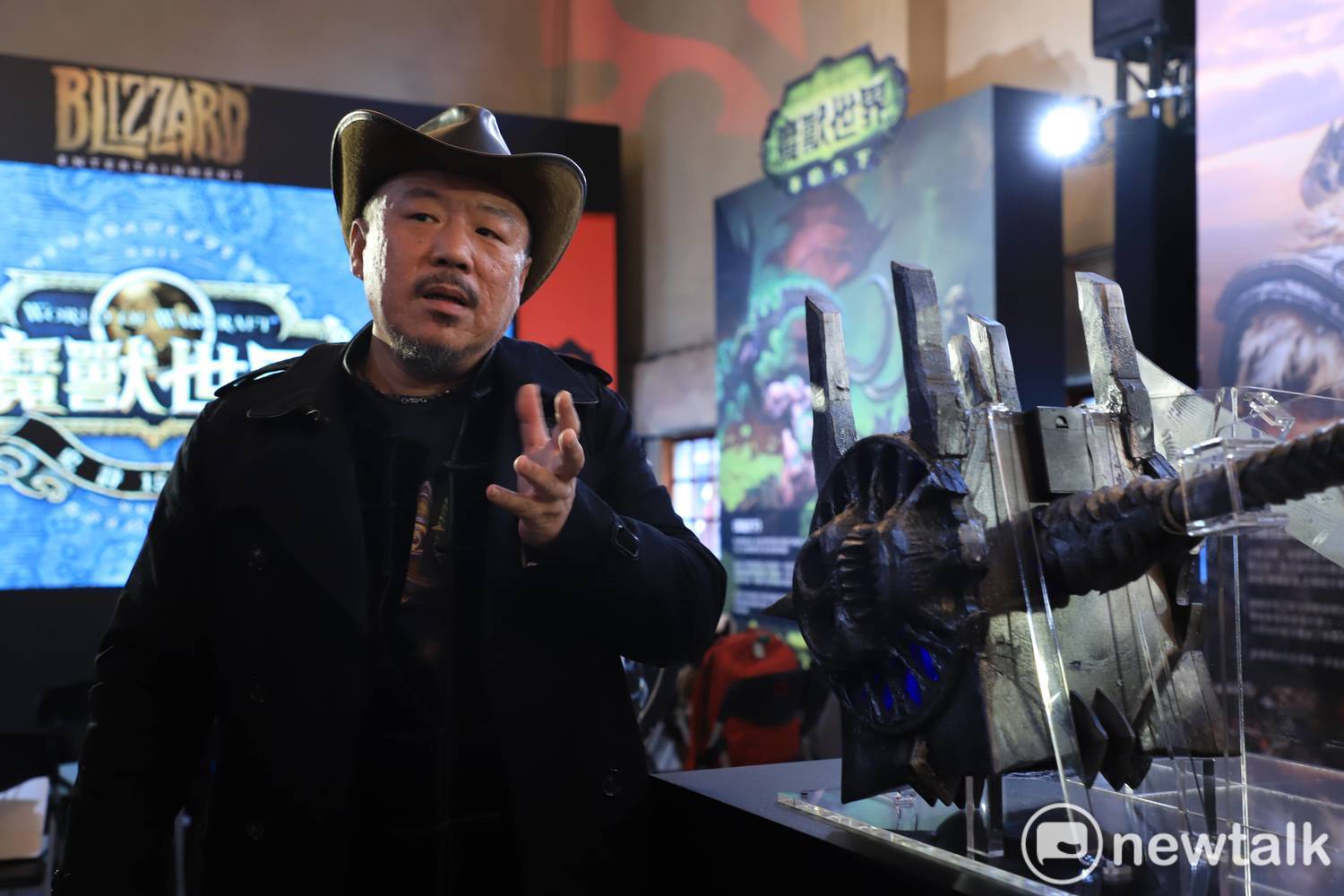 由巫妖王伯瓦爾所持的錘子並沒有官方正式命名,因有別於霜之哀傷的寒冰元素被玩家戲稱為「火之高興」,這把鎚子也被林昭辰創作出,他還命名為「火之狂喜」。 由巫妖王伯瓦爾所持的錘子並沒有官方正式命名,因有別於霜之哀傷的寒冰元素被玩家戲稱為「火之高興」,這把鎚子也被林昭辰創作出,他還命名為「火之狂喜」。