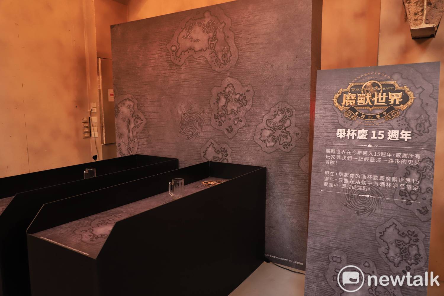 推酒杯遊戲區。 推酒杯遊戲區。