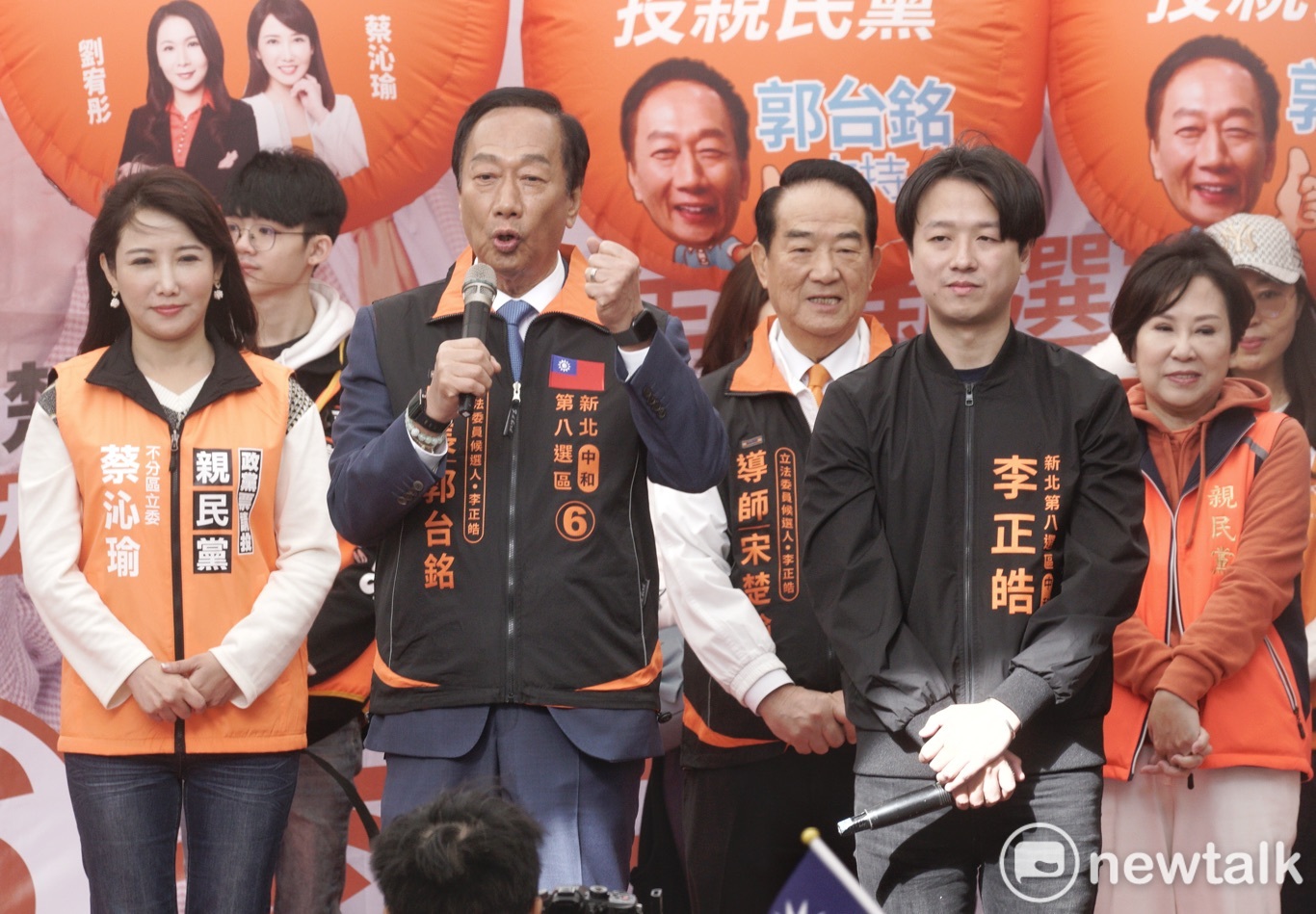 親民黨總統候選人宋楚瑜、鴻海創辦人郭台銘到中和為親民黨籍立法委員候選人李正皓站台。 圖:張良一/攝 親民黨總統候選人宋楚瑜、鴻海創辦人郭台銘到中和為親民黨籍立法委員候選人李正皓站台。 圖:張良一/攝