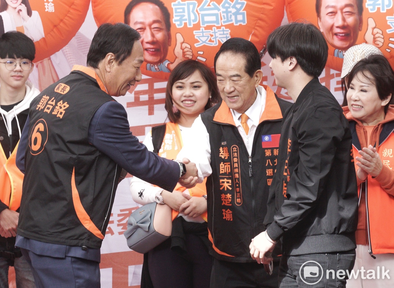 親民黨總統候選人宋楚瑜、鴻海創辦人郭台銘到中和為親民黨籍立法委員候選人李正皓站台。 圖:張良一/攝 親民黨總統候選人宋楚瑜、鴻海創辦人郭台銘到中和為親民黨籍立法委員候選人李正皓站台。 圖:張良一/攝