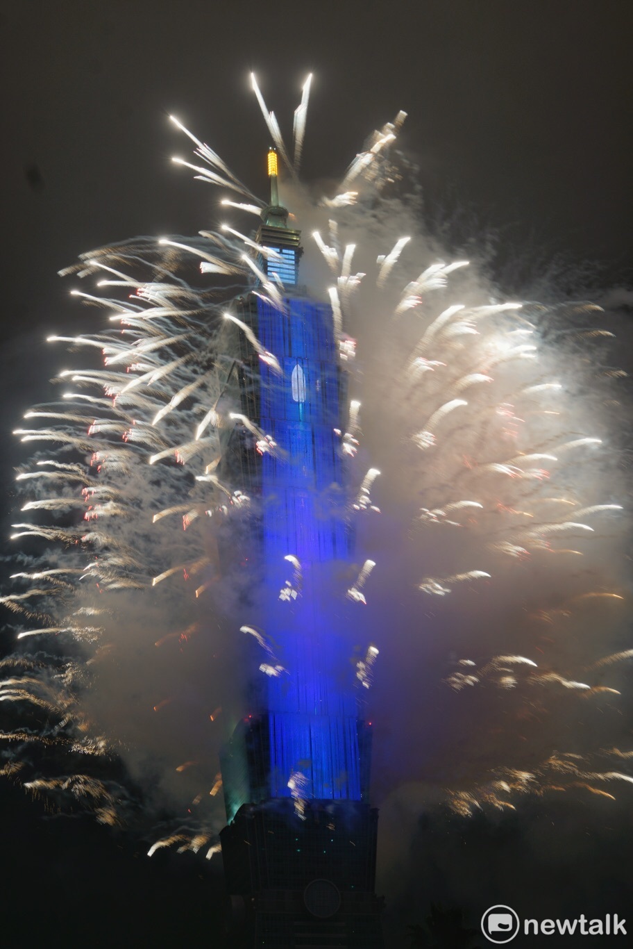 101的煙火同樣令人震撼,雖然為響應環保,今年煙火的數量會較往年少,但是今年主秀的時間仍維持至少300秒的水準。 圖:張良ㄧ/攝 101的煙火同樣令人震撼,雖然為響應環保,今年煙火的數量會較往年少,但是今年主秀的時間仍維持至少300秒的水準。 圖:張良ㄧ/攝