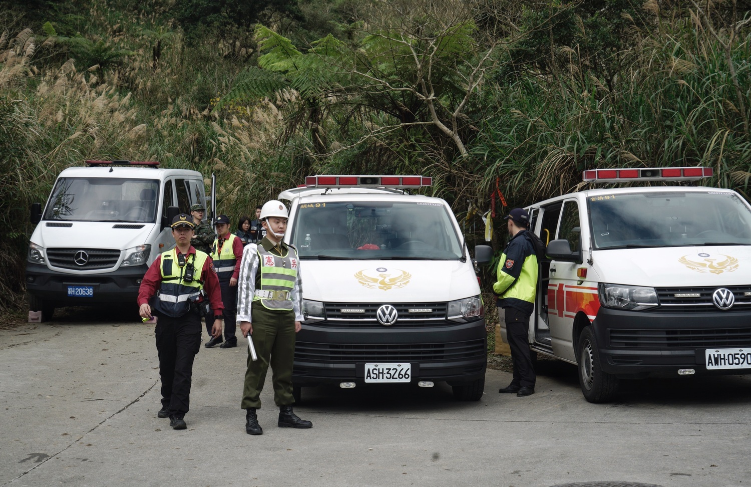 黑鷹直升機迫降事件,警消人員與救護車在烏來登山口待命。 圖:張良一/攝 黑鷹直升機迫降事件,警消人員與救護車在烏來登山口待命。 圖:張良一/攝