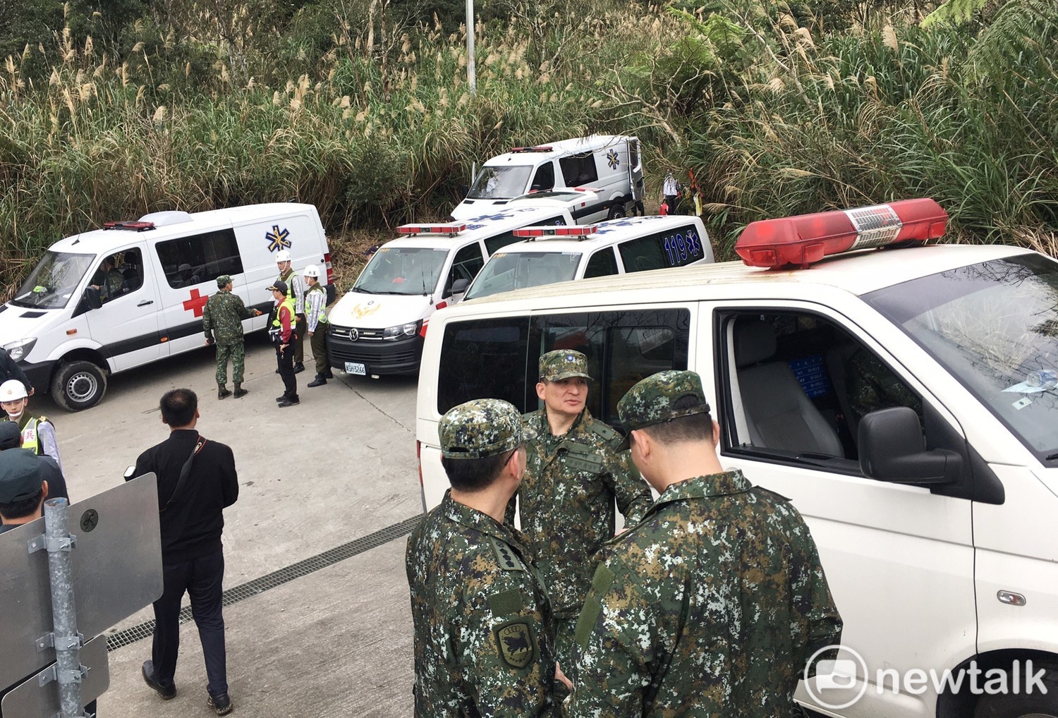 黑鷹直升機迫降事件,救護車在陵園墓園上方的登山口待命。 圖:張良一/攝 黑鷹直升機迫降事件,救護車在陵園墓園上方的登山口待命。 圖:張良一/攝
