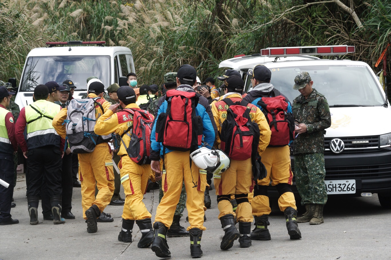 黑鷹直升機迫降事件,警消人員與救護車在烏來登山口待命,準備進山搜救,總計有300多人。 圖:張良一/攝 黑鷹直升機迫降事件,警消人員與救護車在烏來登山口待命,準備進山搜救,總計有300多人。 圖:張良一/攝
