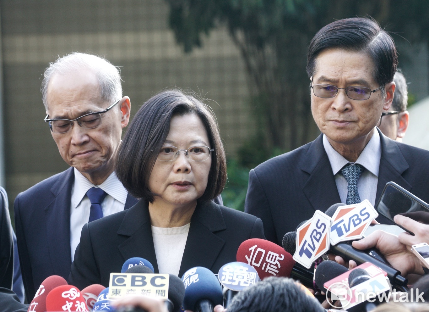 總統蔡英文在國安會秘書長李大維、國防部長嚴德發等人陪同下,到三總懷德廳向罹難的參謀總長沈一鳴等將士靈前致意。 圖:張良一/攝 總統蔡英文在國安會秘書長李大維、國防部長嚴德發等人陪同下,到三總懷德廳向罹難的參謀總長沈一鳴等將士靈前致意。 圖:張良一/攝