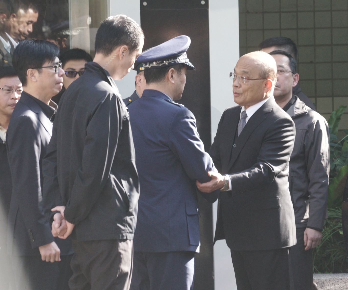 行政院長蘇貞昌到三總懷德廳,向罹難的參謀總長沈一鳴靈前致意。 圖:張良一/攝 行政院長蘇貞昌到三總懷德廳,向罹難的參謀總長沈一鳴靈前致意。 圖:張良一/攝