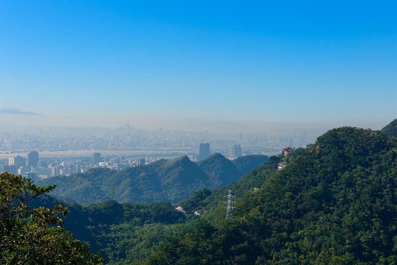 龍船岩視野極好,可以遠眺台北盆地。圖:翻攝自農業易遊網 龍船岩視野極好,可以遠眺台北盆地。圖:翻攝自農業易遊網