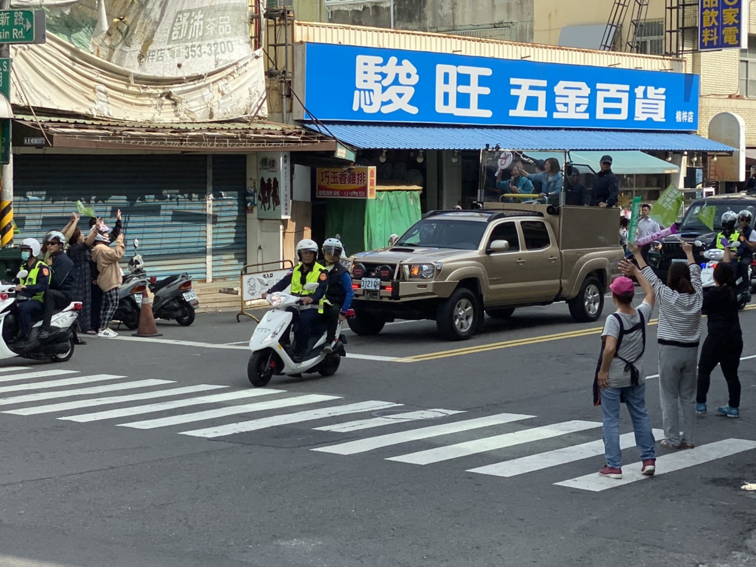 總統蔡英文挺進韓國瑜執政縣市進行車隊掃街，高雄楠梓區鄉親相當熱情。 圖：周煊惠 / 攝