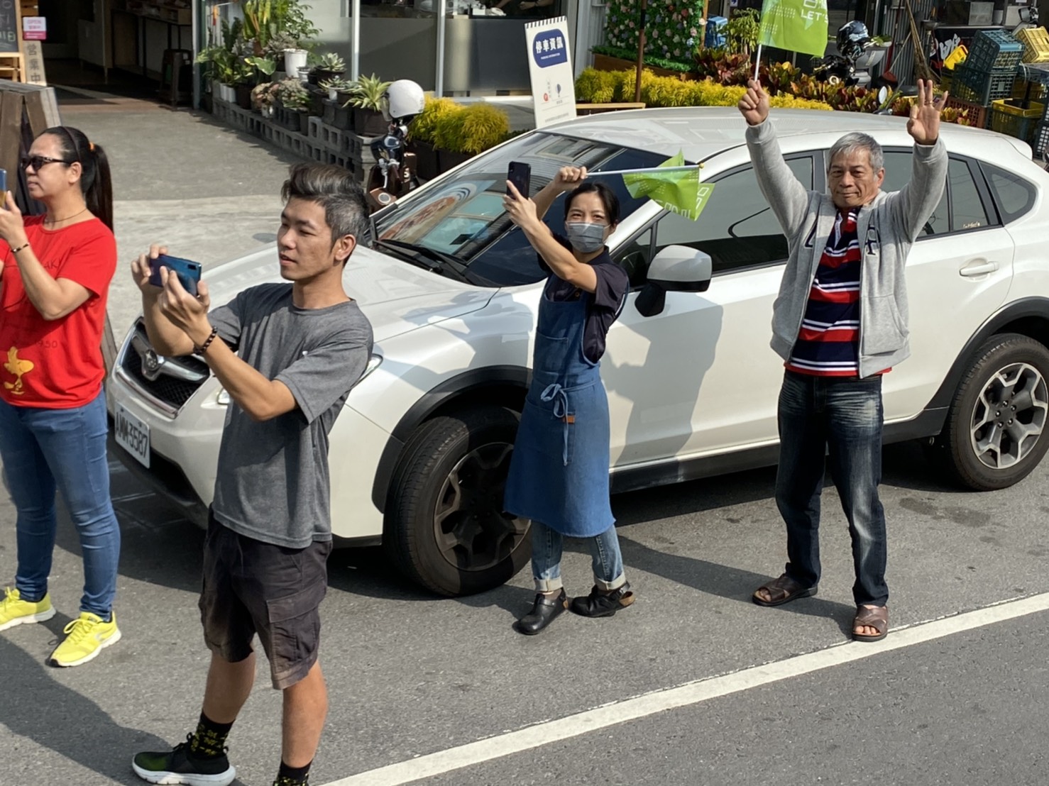 總統蔡英文挺進韓國瑜執政縣市進行車隊掃街，高雄楠梓區鄉親相當熱情。 圖：周煊惠 / 攝