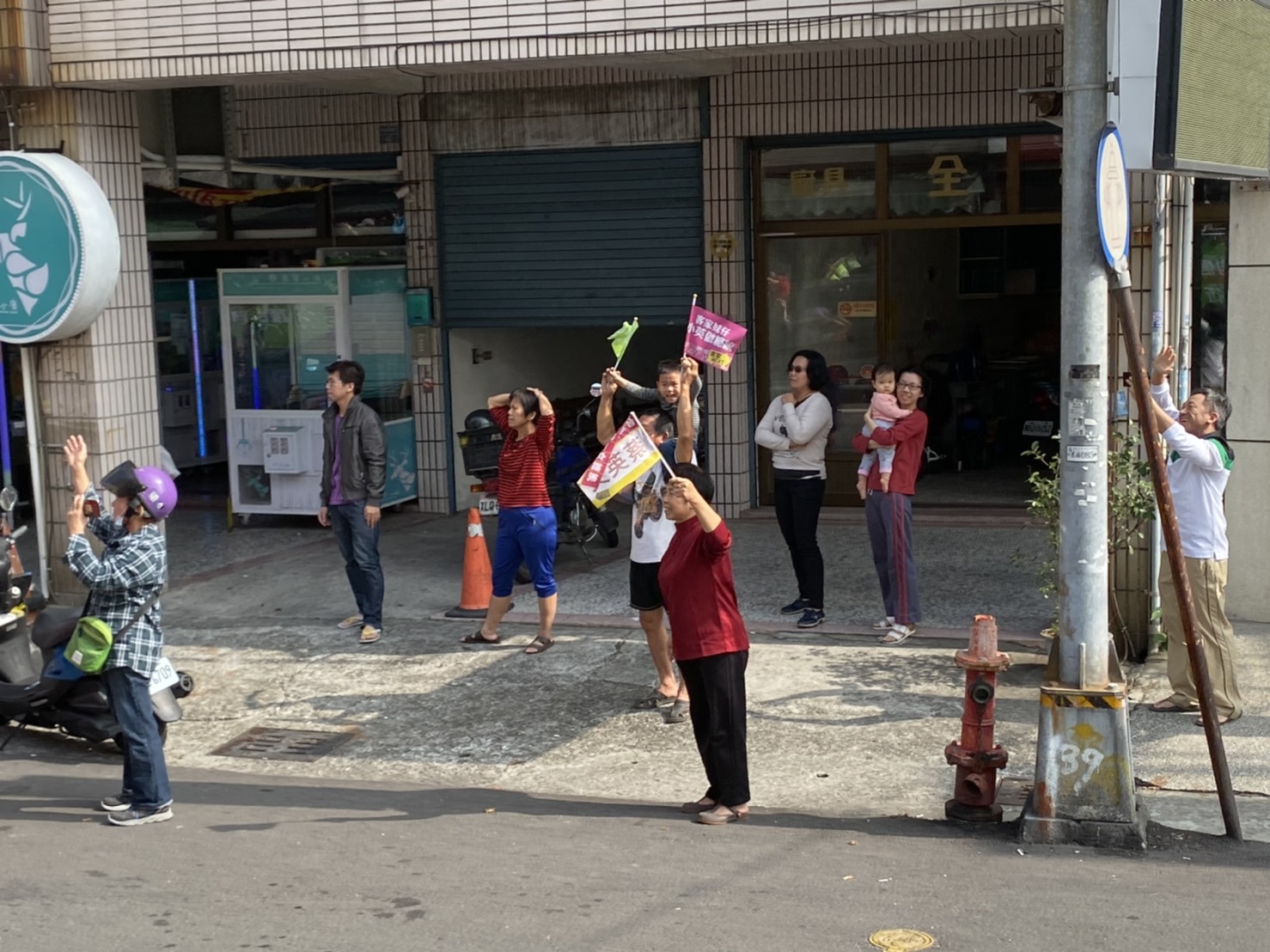 總統蔡英文挺進韓國瑜執政縣市進行車隊掃街，高雄楠梓區鄉親相當熱情。 圖：周煊惠 / 攝