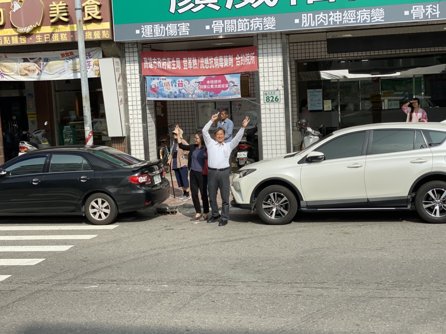 總統蔡英文挺進韓國瑜執政縣市進行車隊掃街，高雄楠梓區鄉親相當熱情。 圖：周煊惠 / 攝