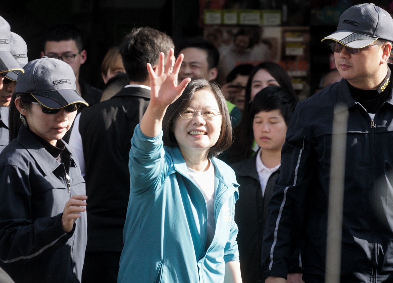 民進黨總統候選人蔡英文和立委候選人蘇治芬在雲林虎尾掃街,民眾熱情相迎。 圖:張良一/攝 民進黨總統候選人蔡英文和立委候選人蘇治芬在雲林虎尾掃街,民眾熱情相迎。 圖:張良一/攝