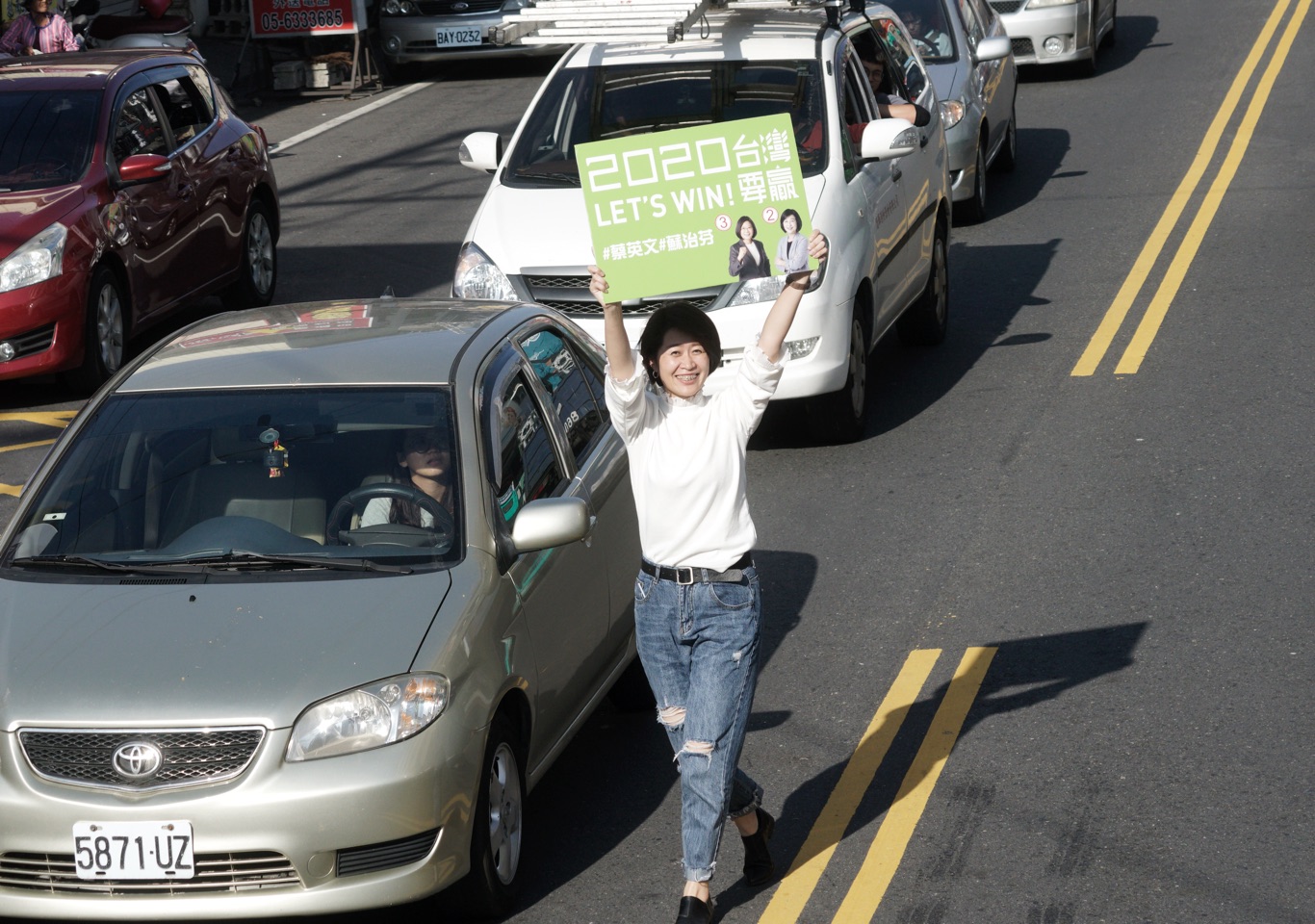 民進黨總統候選人蔡英文和立委候選人蘇治芬在雲林虎尾掃街,民眾熱情相迎。 圖:張良一/攝 民進黨總統候選人蔡英文和立委候選人蘇治芬在雲林虎尾掃街,民眾熱情相迎。 圖:張良一/攝